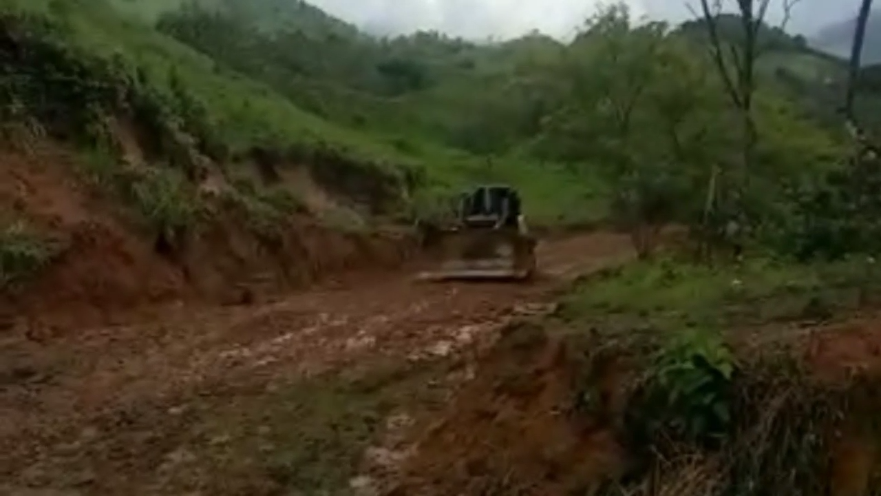 La corriente de agua se llevó el material de la calzada de acceso al vado de Manglarito, dejando solo rocas.