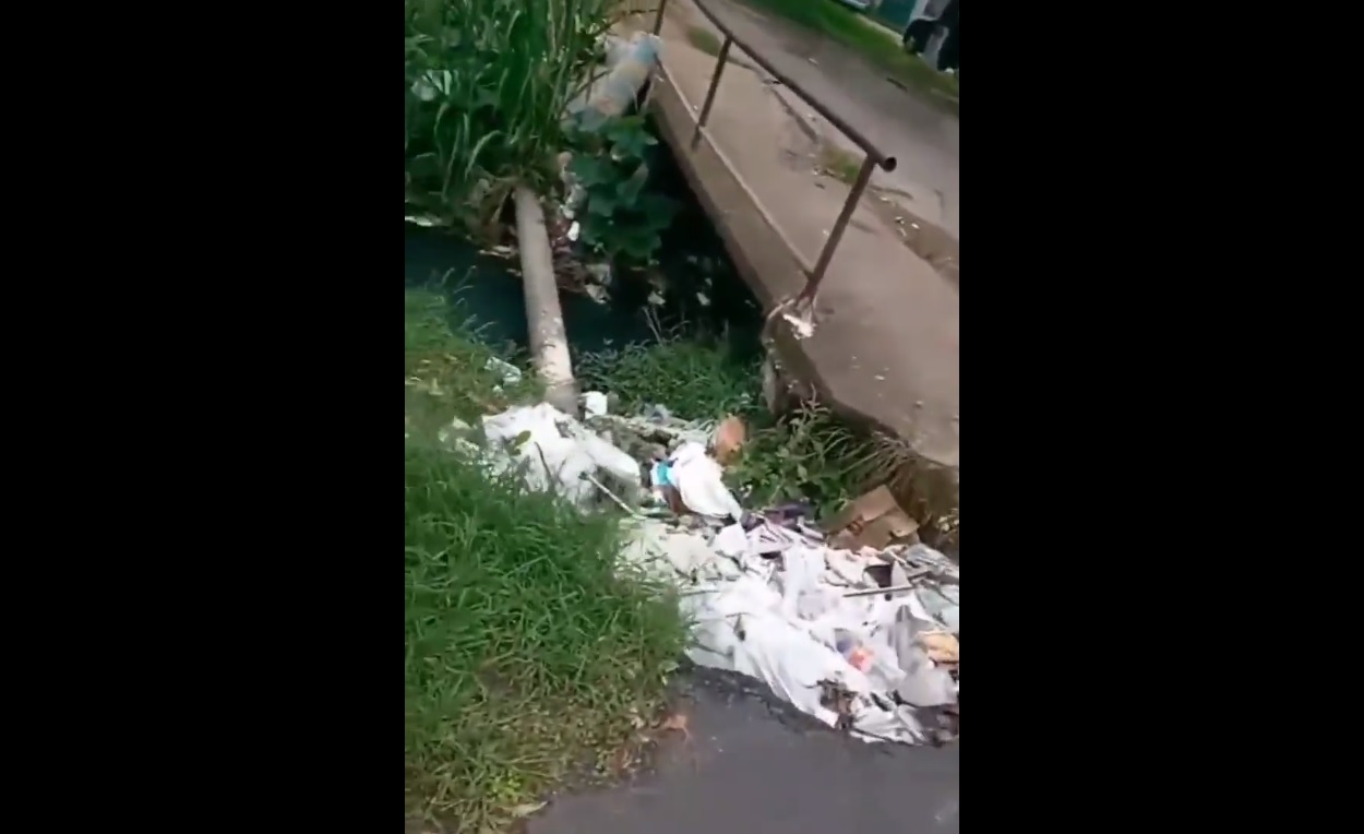 El puente está en mal estado y lleno de basura.