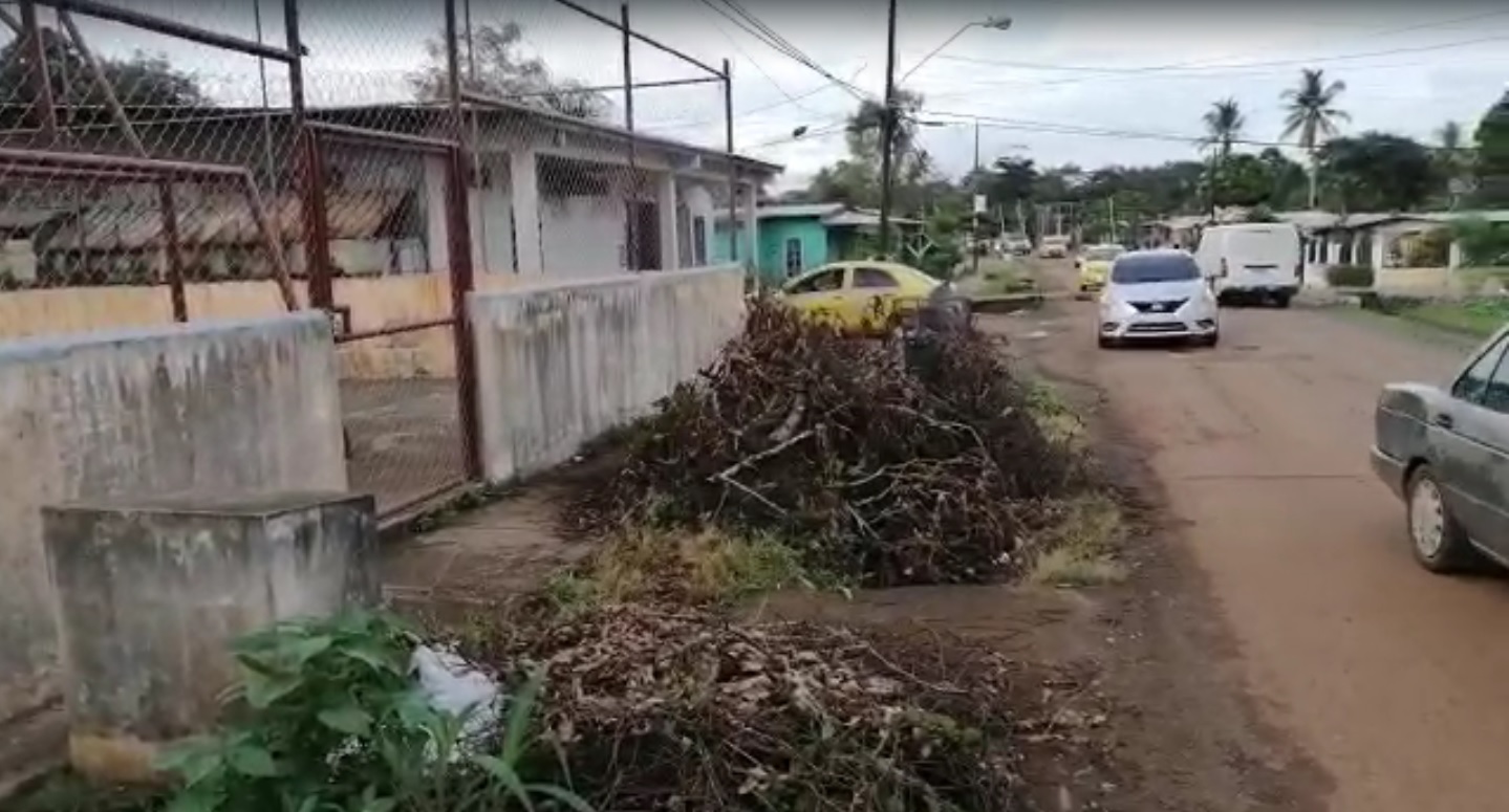 Denuncian que la alcantarilla que atraviesa la vía podría colapsar.