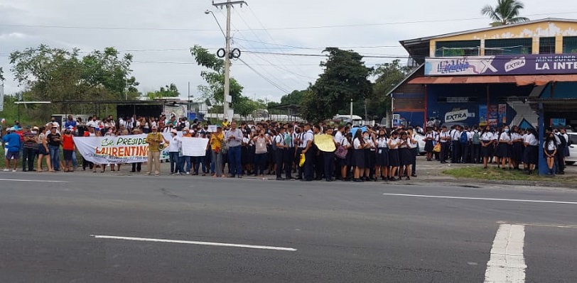 Los estudiantes sienten temor de cruzar la carretera, debido al exceso de velocidad con que transitan los automóviles por esta vía.