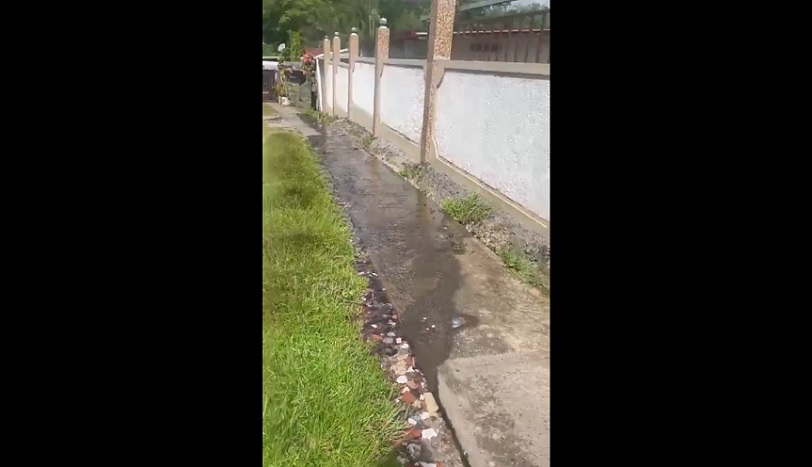 El agua potable se está perdiendo desde hace rato y nadie hace nada.