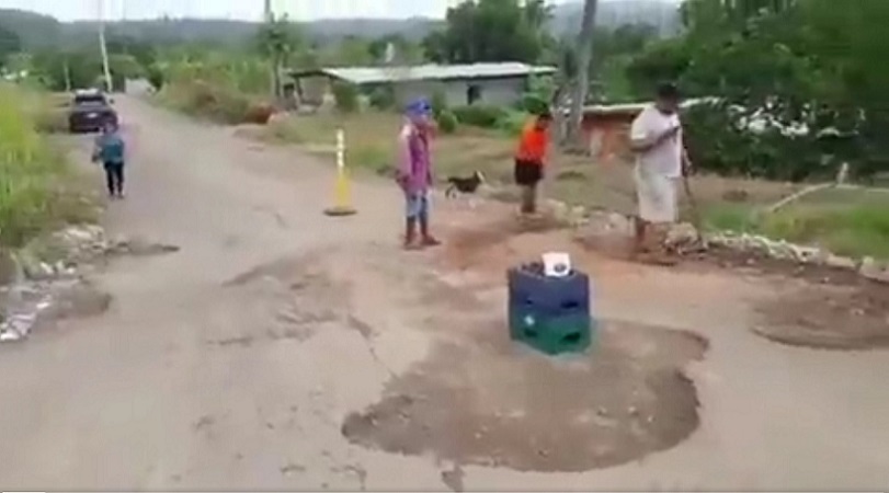 Los residentes taparon los huecos con tierra, pero temen con las lluvias se vuelvan a abrir.