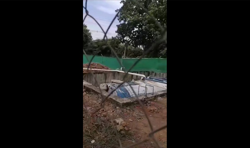 El agua se desperdicia en los tanques de reserva de la barriada Los Jardines. 