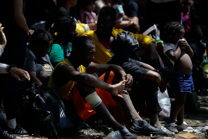 Registró a un grupo de migrantes al esperar en la selva para ser trasladados en canoa desde la Quebrada León hasta a la comunidad de Bajo Chiquito, en Darién (Panamá). EFE