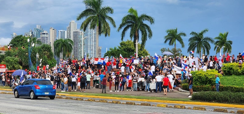 Manifestación pacífica en la Cinta Costera.