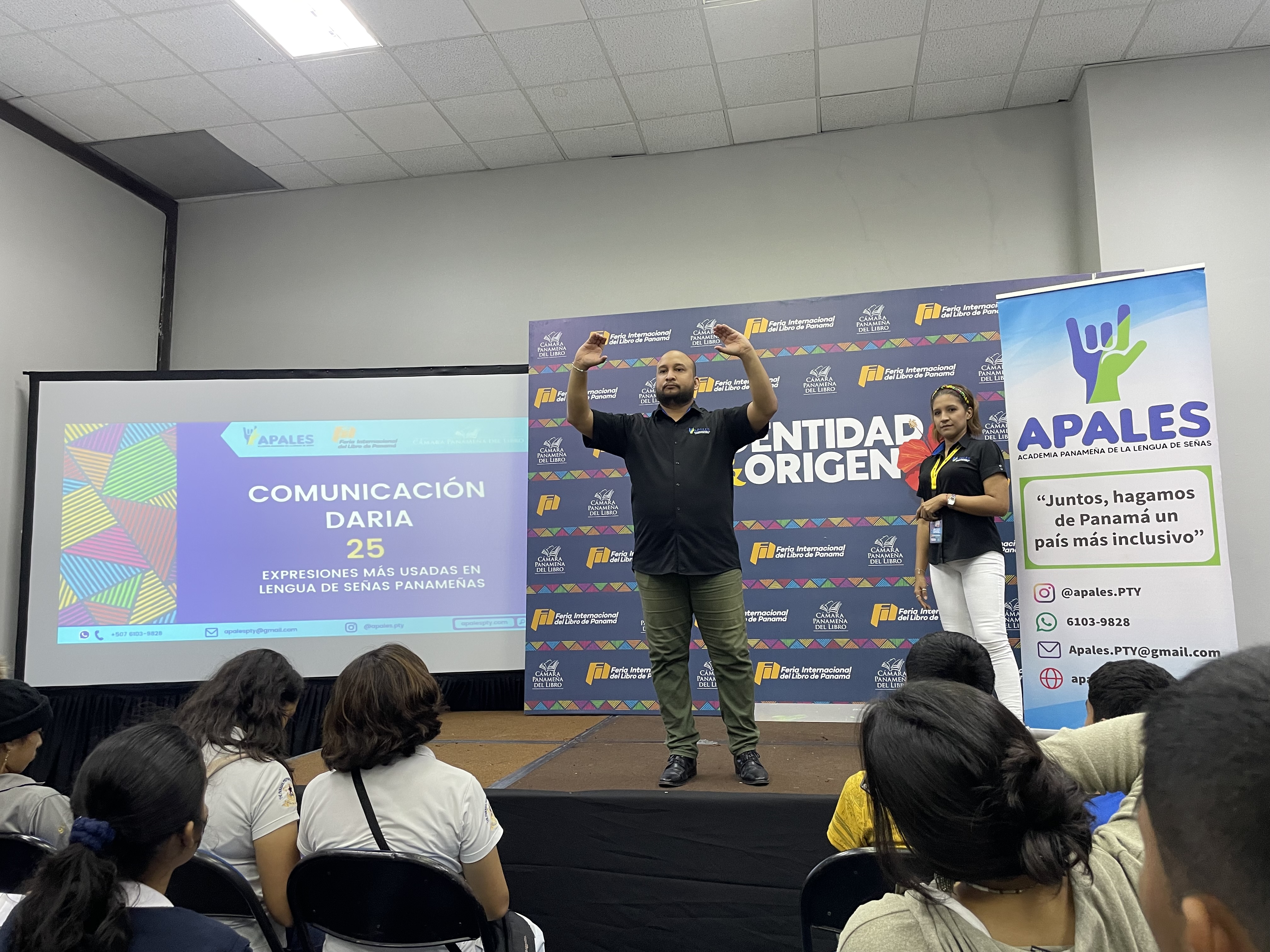 La academia ha creado diversos programas y cursos para enseñar desde cero todos los aspectos de la lengua de señas. Foto: Cortesía