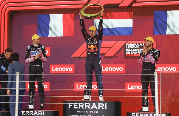 El neerlandés Max Vertapeppen (c) de Red Bull, celebra su victoria en el Gran Premio de Brasil. Completaron el podio los pilotos de Alpine, el francés Esteban Ocon (i) y el francés Pierre Gasly. Foto: EFE