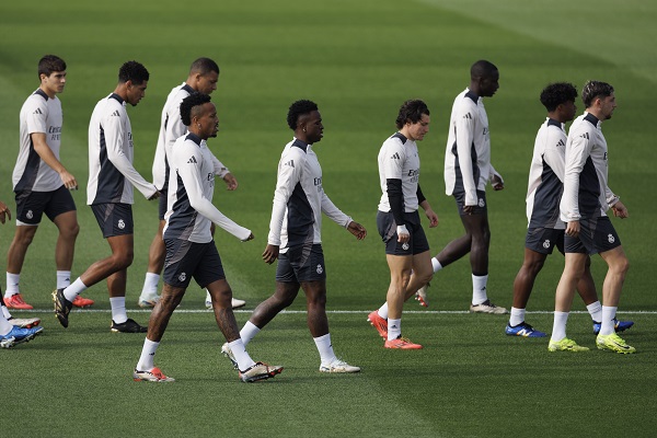 Los jugadores del Real Madrid durante el entrenamiento del equipo en la Ciudad Deportiva de Valdebebas, este lunes. Foto: EFE