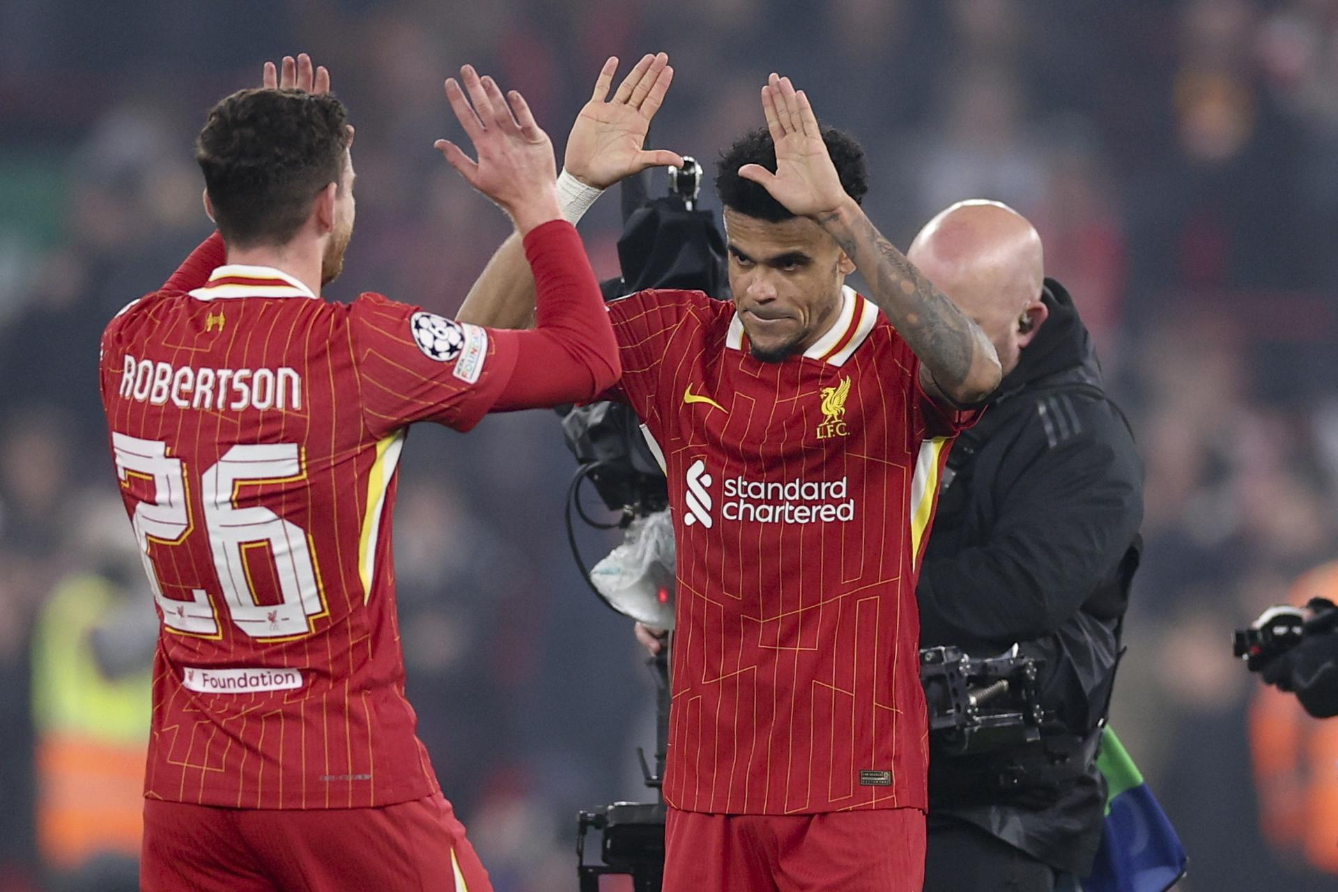 Luis Díaz celebra uno de sus goles con su compañero Andrew Robertson.