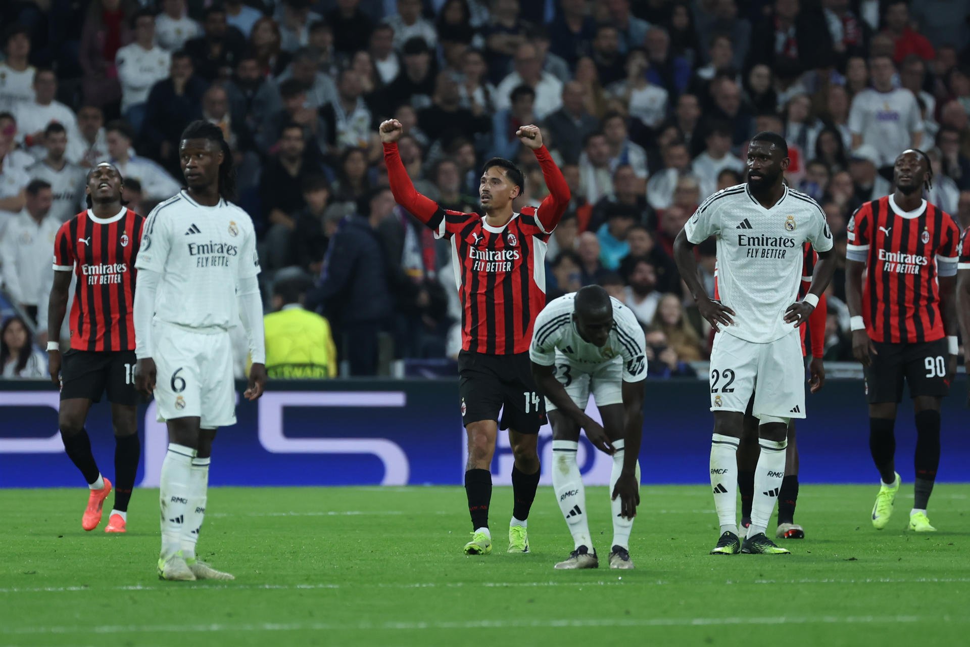  El centrocampista del Milán Tijani Reijnders (3-i) celebra tras marcar el tercer gol ante el Real Madrid, /Foto: EFE