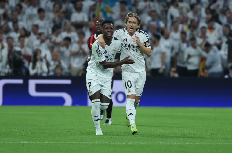 Vinicius Junior (i) celebra con Modric tras marcar. Foto: EFE