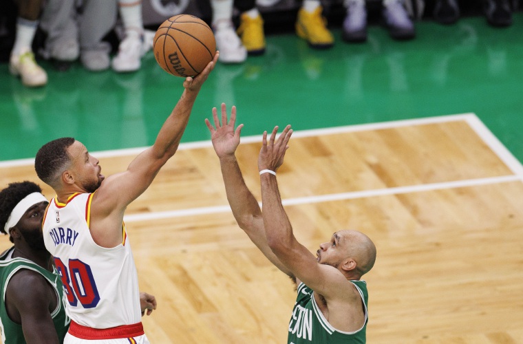 Stephen Curry es defendido durante el partido. Foto: EFE