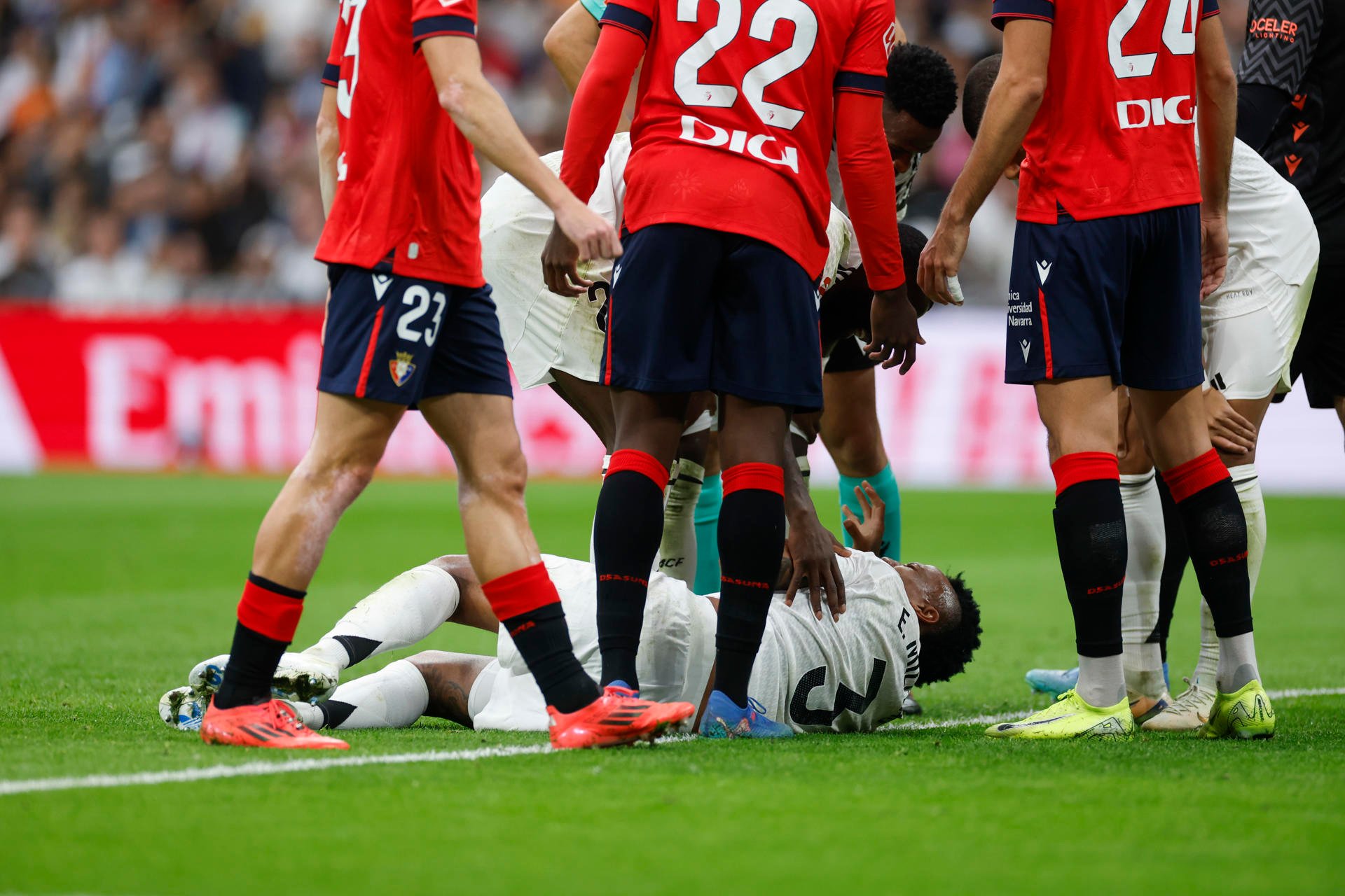 El defensa brasileño del Real Madrid Éder Militão, en el césped, lesionado ante Osasuna. EFE