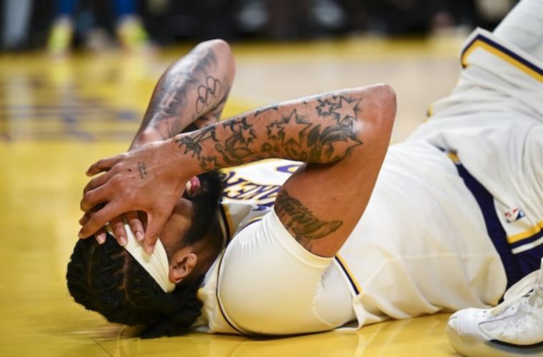 Anthony Davis se queja de dolor en su vista. Foto: EFE