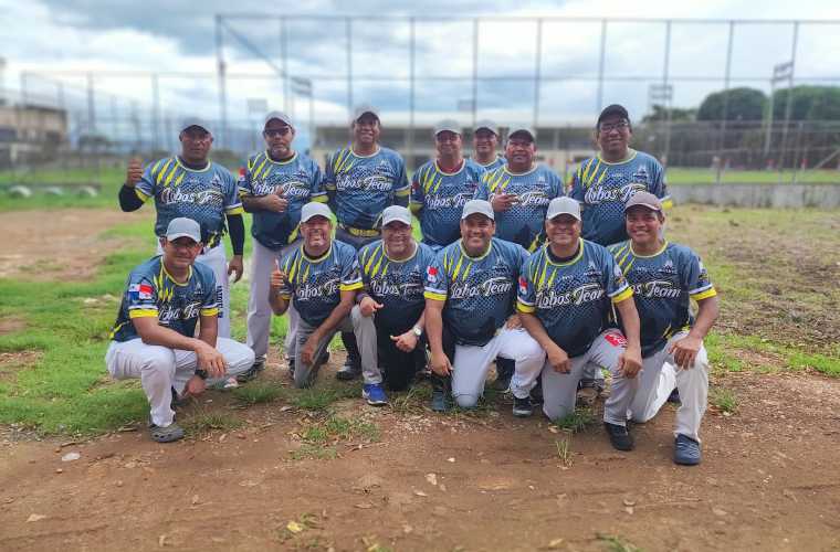 El team Lobos se ubicó en la cuarta posición de la Liga de 50 años y más del softbol de Panamá Este. Foto: Cortesía