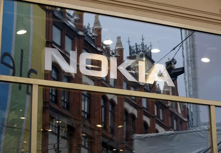 Nokia y Apple ponen fin a sus disputas legales por violación de patentes En la imagen, logo de la compañia Nokia en una de sus tiendas en Helsinki. EFE/Archivo