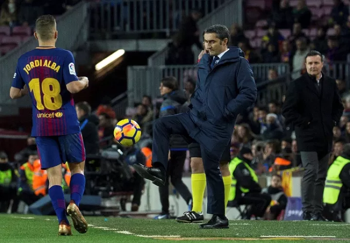  El entrenador del FC Barcelona Ernesto Valverde (c), durante el partido de la decimosexta jornada de Liga en Primera División. EFE/Enric Fontcuberta