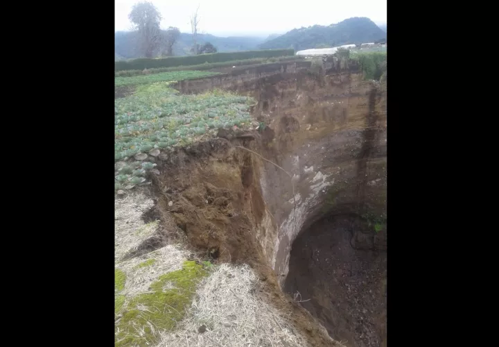 Este mismo lugar ya se han generado deslizamientos de tierra, porque en este punto pasa una quebrada la cual complica más el tema de las aguas. / Foto: José Vásques