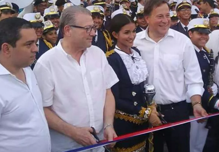 El diputado Manuel Cohen, el presidente Varela y los muchachos de la banda del Colegio José Daniel Crespo estuvieron en la reinauguración. / AP