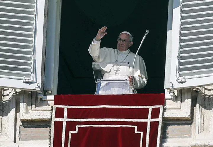 El Papa Francisco saluda a los asistentes a la oración dominical del Ángelus en la plaza de San Pedro, Ciudad del Vaticano. EFE