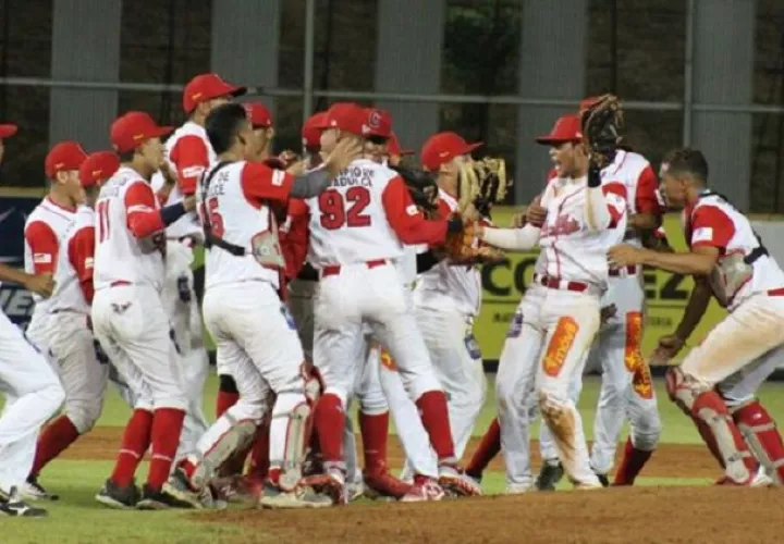 La novena de Coclé celebra su triunfo en el estadio Rod Carew. Foto: Fedebeis