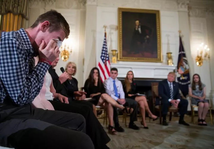 Supervivientes del tiroteo de Marjory Stoneman Douglas High School, en Parkland (EE.UU.) dialogan con el presidente Donald J. Trump, este 21 de febrero de 2018, en el comedor estatal de la Casa Blanca, en Washington (EE.UU.). EFE