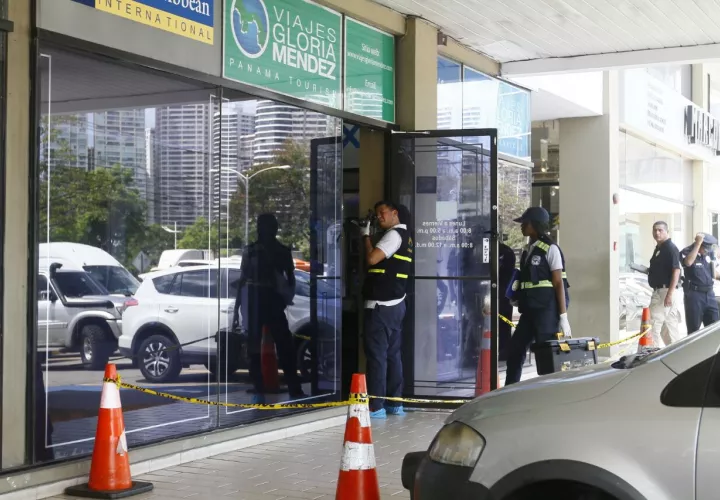 Los policías se mantienen en el lugar. Foto: Edwards Santos 