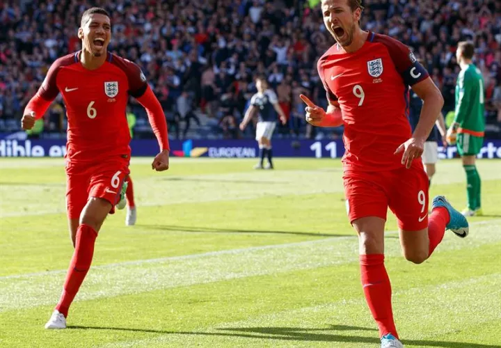 Harry Kane (d), festeja su gol ante Escocia./ EFE.