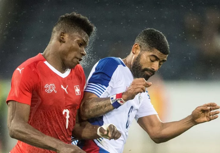  El jugador suizo Brel Embolo (izda) pelea por el balón con el panameño Gabriel Gómez, durante el partido amistoso disputado en el Swisspor Arena de Lucerna, Suiza. EFE/Urs Flueeler