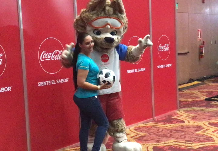 Los aficionados gozaron de todas las atracciones en la Gira del Trofeo Original de la Copa Mundial de la Fifa. 