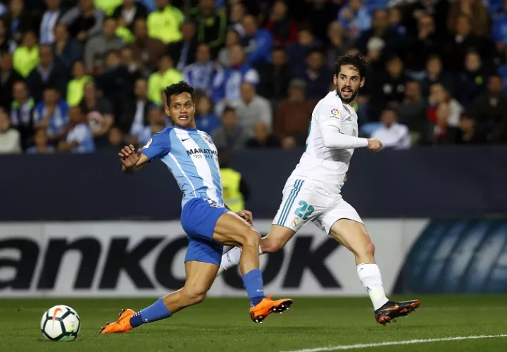 Isco ejecuta el disparo que supuso el 1-0 en La Rosaleda. Foto: AP