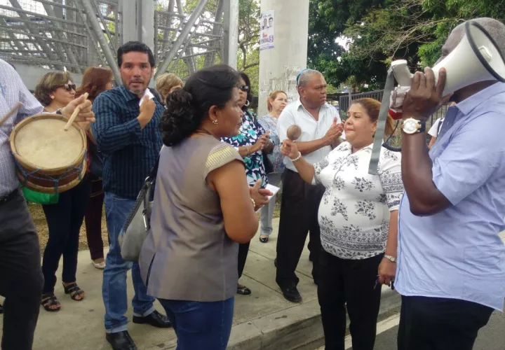 Los docentes protestaron al ritmo del tamborito. 