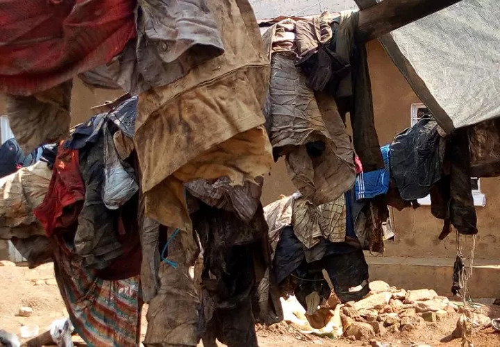 Ropa colgada de los cadáveres exhumados de una de las nueves fosas comunes. Foto/EFE