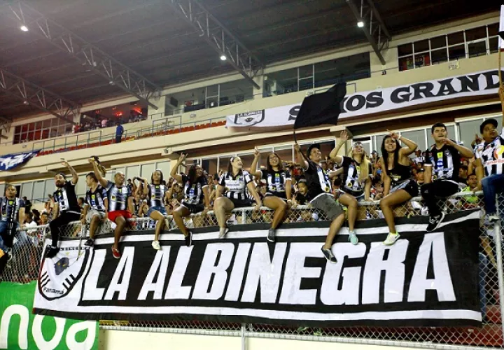 La Albinegra se hizo presente en el estadio Rommel Fernández. Fotos Anayansi Gamez