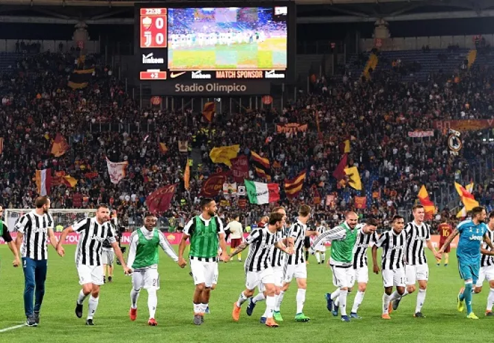 Jugadores de la Juventus celebran la victoria. Foto: EFE