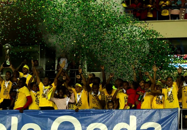 Los fanáticos del CAI y Tauro apoyaron desde el primer minuto a sus respectivos equipos, en la Gran Final del Torneo Clausura 2018 de la LPF. Fotos Anayansi Gamez S.