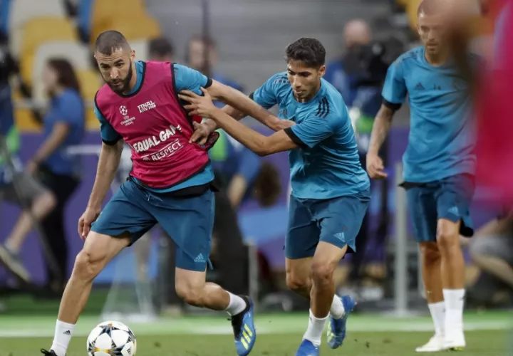 Karim Benzema (izq.) en el entrenamiento de hoy./ Foto AP