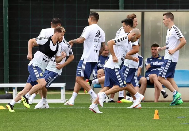 Varios jugadores de la selección argentina de fútbol durante el entrenamiento que el combinado albiceleste ha realizado en la ciudad deportiva del FC Barcelona/EFE