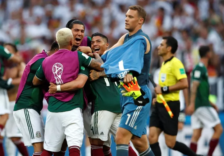 Jugadores mexicanos celebran su victoria 0-1 ante el portero alemán Manuel Neuer./EFE