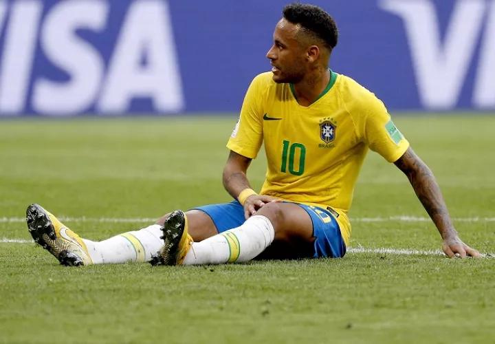 Neymar se queja tras recibir una falta./ AP