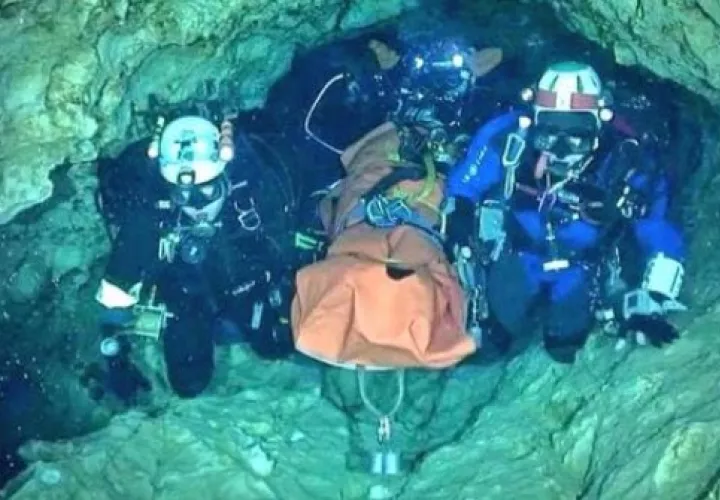 Vista general de la evacuación de uno de los menores atrapados en la cueva. Foto: @donderisja 