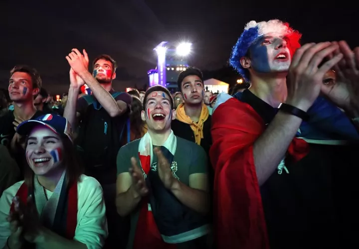 Aficionados observan el partido de la semifinal del Mundial de Fútbol Rusia 2018 entre Francia y Bélgica./EFE