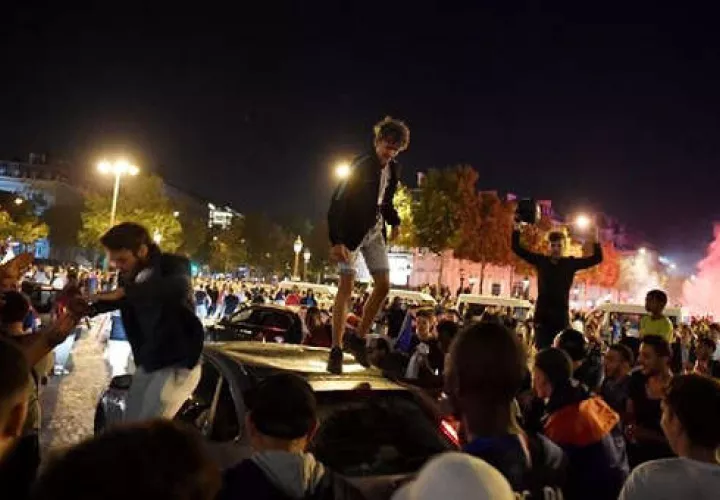 Cientos de personas que se encontraban viendo en la calle el encuentro.