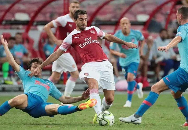 Henrikh Mkhitaryan se enfrenta a los jugadores del Atlético de Madrid Andrea Solano y Víctor Mollejo durante el partido de fútbol del torneo amistoso International Champions Cup./EFE