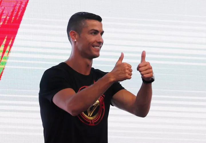 El futbolista portugués del Juventus Cristiano Ronaldo saluda a sus fans durante un acto en Pekín incluido en su &#039;CR7 tour&#039; anual, en Pekín, China./EFE