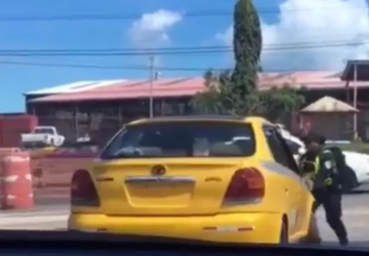 El suceso fue captado en video por un conductor que iba detrás del taxi.