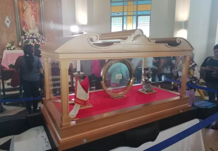 Durante la eucaristías celebrada este domingo en la Basílica Menor Don Bosco, los fieles se acercaron a la reliquia de primer grado de Romero, traída por una comisión del Arzobispado de El Salvador a Panamá para la JMJ 2019. Foto: Alfredo Mitre