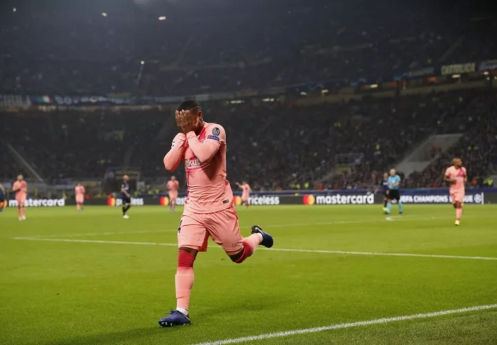 El jugador del Barcelona Malcom celebra su anotación ante el Milán. Foto: AP