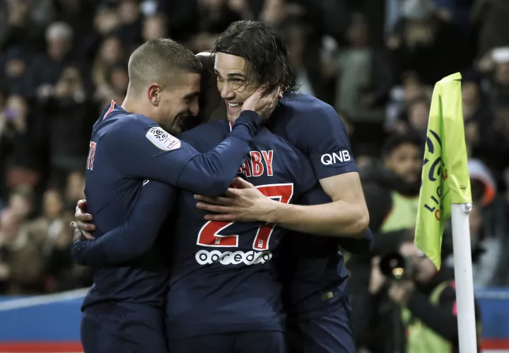 El uruguayo Cavani es felicitado por sus compañeros. /EFE