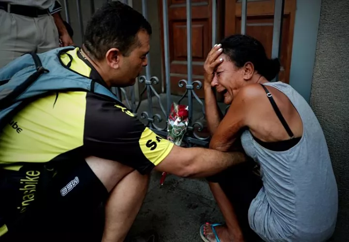 Una mujer llora afuera de la Catedral Metropolitana tras un tiroteo hoy, en Campinas, estado de Sao Paulo (Brasil). EFE